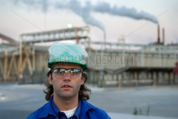 Huelva  Spanien  ein junger Arbeiter vor einer Chemiefabrik in Huelva