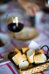 Sevilla  Spanien  Baguett und Rotweinglas auf einem Tisch