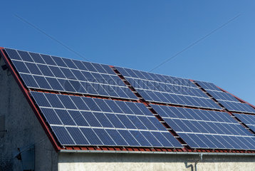 Herboldshausen  Dach eines landwirtschaftlichen Gebaeudes mit Solarmodulen