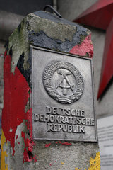 Berlin  Grenzstein der ehemaligen DDR am Checkpoint Charlie