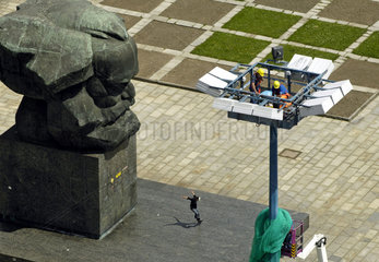 Chemnitz  Deutschland  Stadtwerke Chemnitz AG reparieren einen Lichtmast am Karl-Marx-Monument