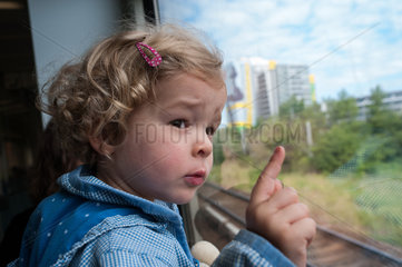 Berlin  Deutschland  ein Maedchen schaut waehrend der Fahrt mit der S-Bahn aus dem Fenster