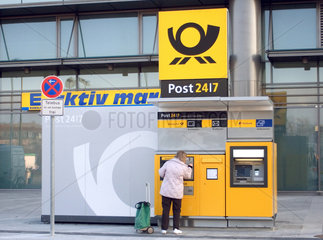 Berlin  Deutschland  Post-Serviceinsel fuer Privatkunden am Bahnhof Suedkreuz