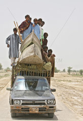 Dadu  Pakistan  Pick-Up transportiert Pakistaner und Boote