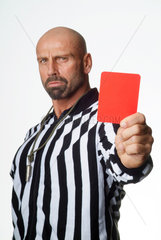 Ein Schiedsrichter gibt die rote Karte