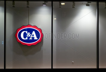 Berlin  Deutschland  Emblem C&A in einem leeren Schaufenster