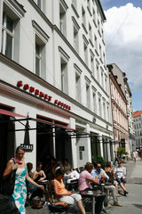 Berlin  Deutschland  Touristen im Strassencafe Gourmet Coffee