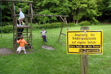 Roedinghausen  Kinder auf einem Spielplatz mit Hinweisschild