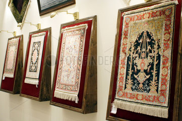 Denizli  Ausstellungsraeume einer Teppichknuepferei