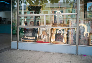 Tschenstochau  Polen  Schaufenster eines Devotionaliengeschaeftes