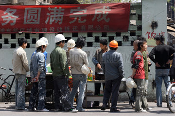 Shanghai  Bauarbeiter bei der Essensausgabe