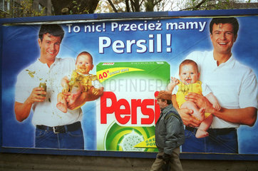 Passant vor Werbeplakat in Breslau (Wroclaw)  Polen