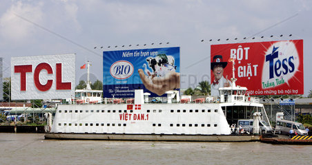 Vietnam  Werbeplakate am Hafen
