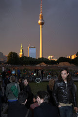 Berlin  Deutschland  Party unter freiem Himmel  im Hintergrund der Fernsehturm