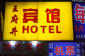 Peking  Leuchtreklame mit chinesischen Schriftzeichen HOTEL