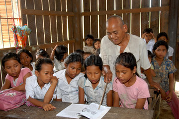 Phum Chikha  Kambodscha  kambodschanisch  Schulkinder in einer Schule