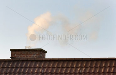 Berlin  Deutschland  rauchender Schornstein auf einem Hausdach