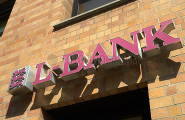 Karlsruhe - Logo der L-Bank an einer Hausfassade