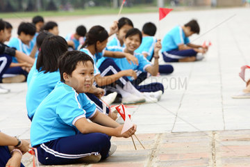 Vietnam  Schueler bei Sportuebungen am Flaggenturm Cot Co in Hue