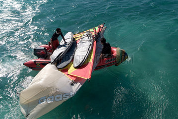 Safaga  Einheimische auf einem Schlauchboot