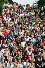 Berlin  Deutschland  Publikum bei einer Karaoke-Veranstaltung im Mauerpark