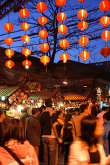 Peking  rote Lampions Ueber einer Fressstrasse