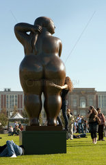 Berlin  Deutschland  Bronzeskulptur von Fernando Botero im Berliner Lustgarten