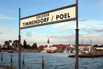 Timmendorf auf der Insel Poel  Hafenschild mit Leuchtturm und Hafen im Hintergrund