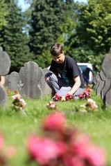 Flensburg  Deutschland  Aktion -Arbeit fuer den Frieden- auf einem Soldatenfriedhof