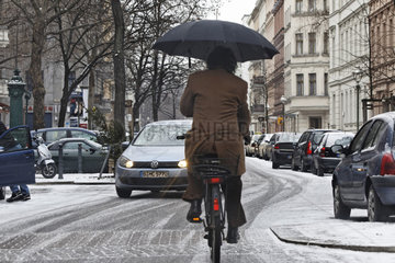 Radfahrer mit Regenschirm