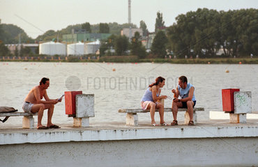Menschen auf einem Steg am Maltasee (Jezioro Maltanskie) in Poznan  Polen