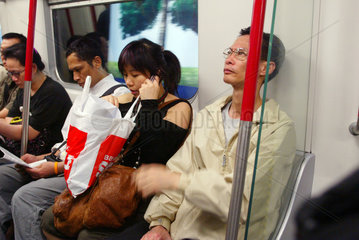 Hongkong  China  Menschen in einer U-Bahn