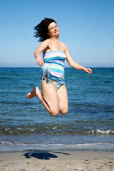 Ahrenshoop  Deutschland  junge Frau springt am Strand
