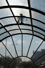 Warschau  Polen  Arbeiter bei Ausbesserungsarbeiten auf dem Glasdach der Metrostation