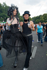 Berlin  Deutschland  verkleidete Maenner auf dem Christopher Street Day