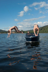 Titisee-Neustadt  Deutschland  Jugendliche machen einen Kopfsprung von einem Elektroboot in den Titisee
