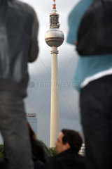 Berlin  Deutschland  Besucher einer Party  im Hintergrund der Fernsehturm