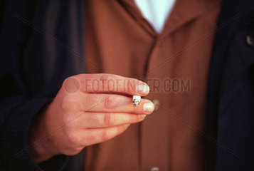 Maennerhand mit Zigarette