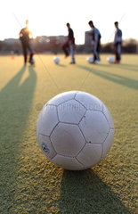 Berlin  Deutschland  Silhouette von Kindern beim Fussballtraining