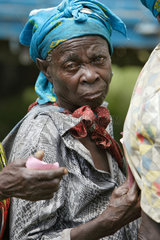 Goma  Demokratische Republik Kongo  Frau mit einer Lebensmittelkarte