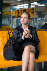 Berlin  Frau sitzt in einer Wartehalle