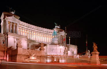 Rom  das naechtliche Monumento a Vittorio Emanuele