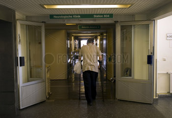 Berlin  Deutschland  Mann auf Kruecken im Krankenhausflur