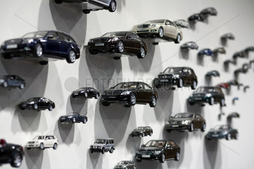 Berlin  Deutschland  verschiedene Mercedes-Benz Modellautos an einer Wand