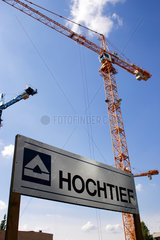Berlin  Baukraene und ein Schild der Firma Hochtief AG