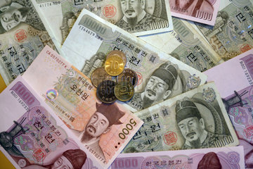 Symbolfoto  koreanische Banknoten und Muenzen
