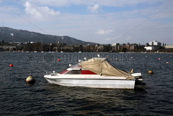 Zuerich  Schweiz  Boot auf dem Zuerichsee  im Hintergrund der Uetliberg