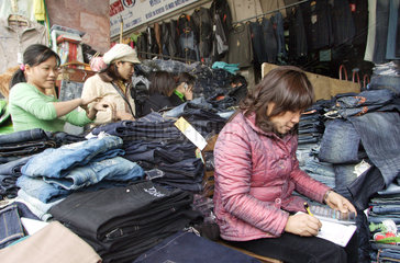 Jeansverkaefer am Cho Dong Xuan Markt