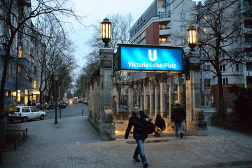 Berlin  Eingang zum U-Bahnhof Viktoria-Luise-Platz