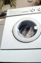 Berlin  Waschmaschine im Schleudergang